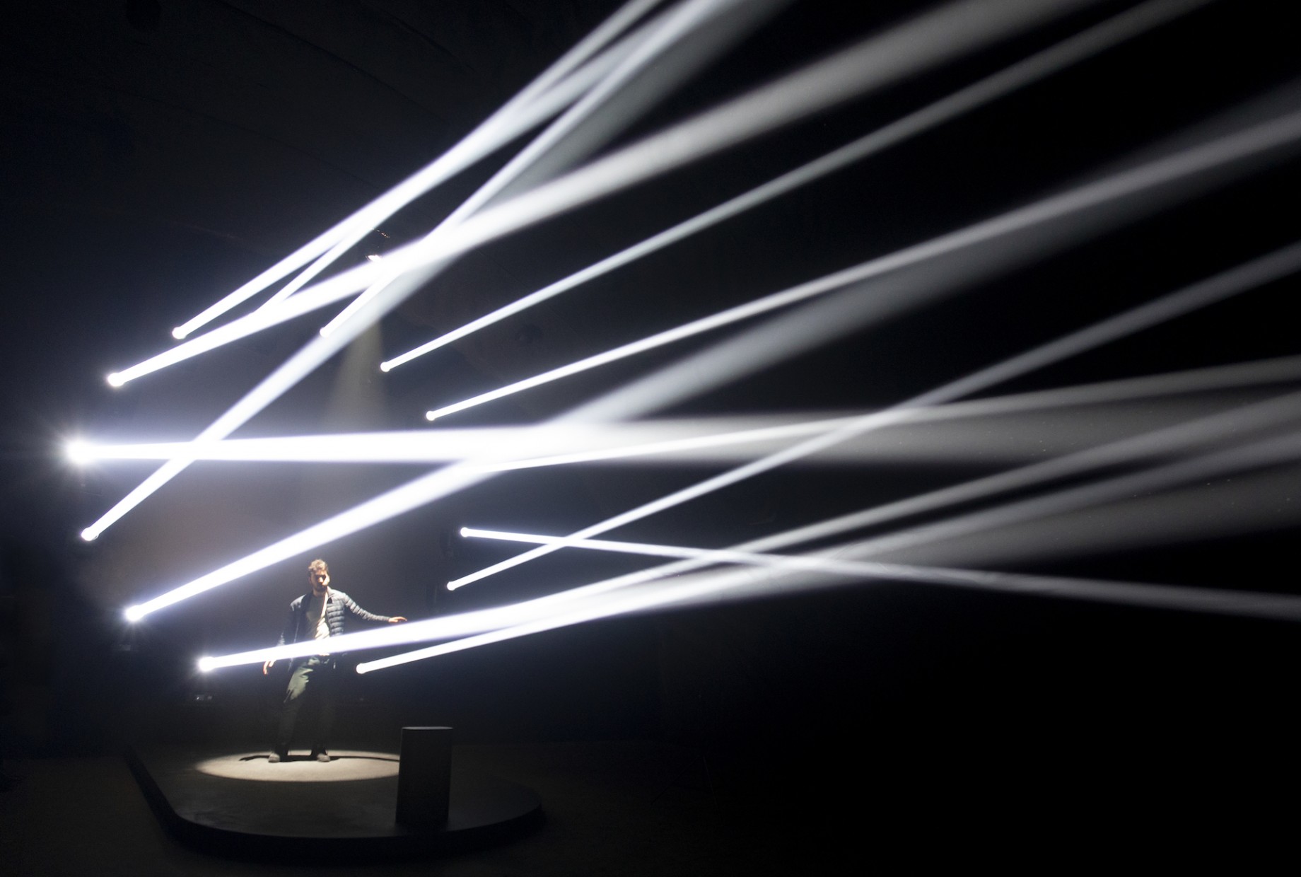 thegreeneyl licht light installation bodies in motion design week milan man moving light points that interpret human motion