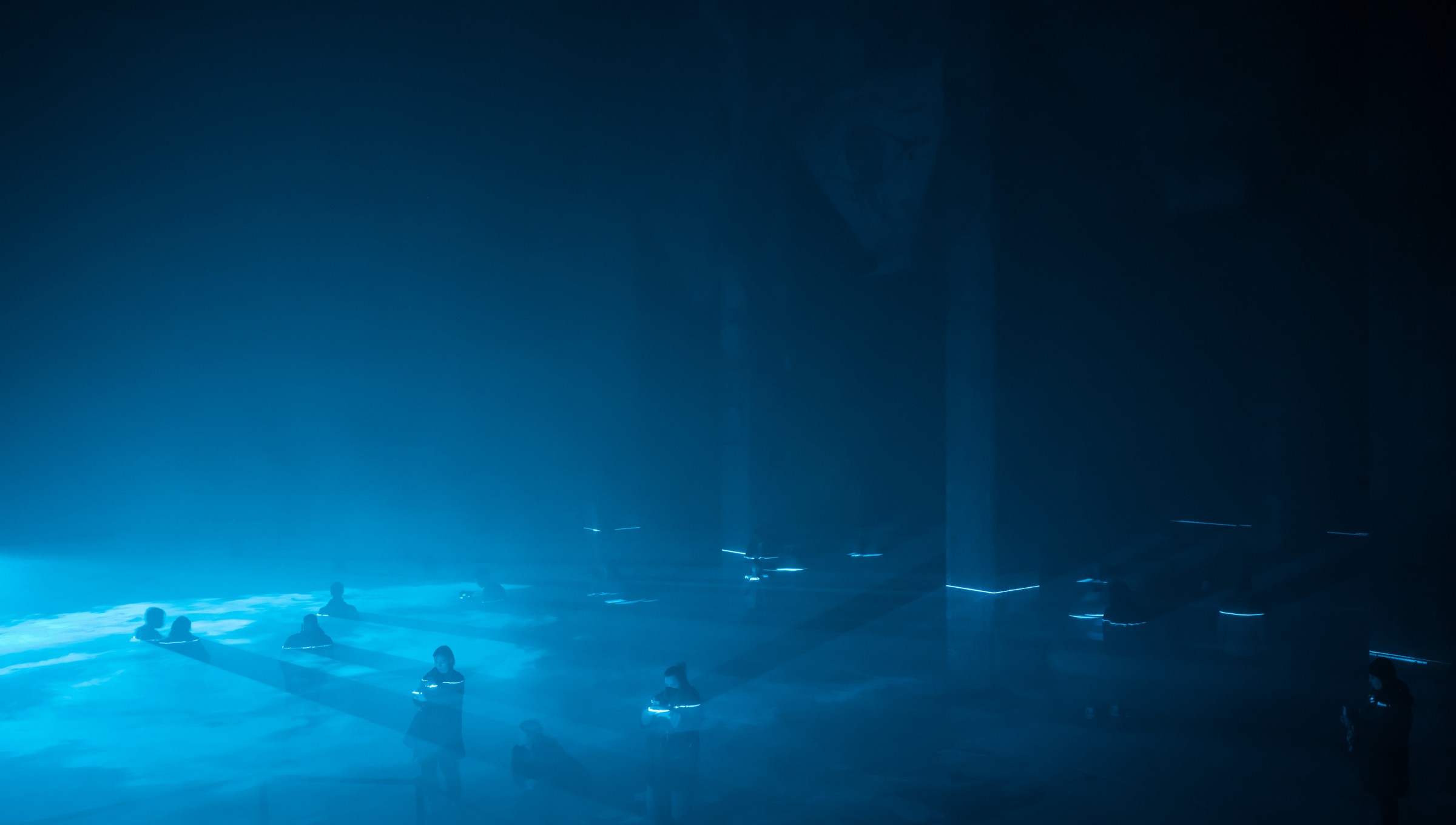 thegreeneyl ausstellungsdesign las foundation ian cheng halle am berghain pool licht installation blau