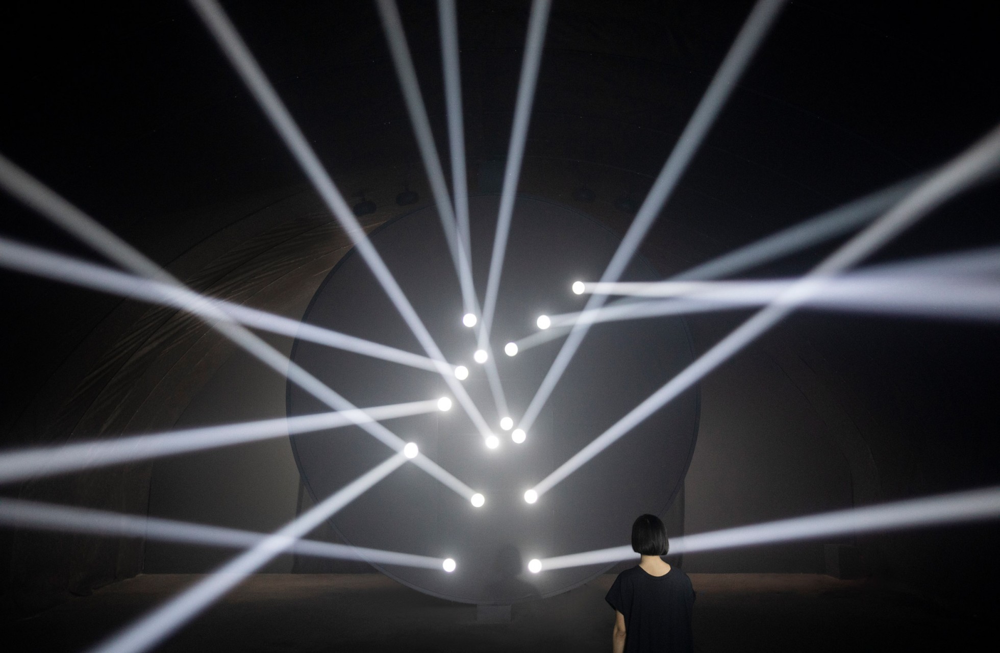 thegreeneyl licht light installation bodies in motion design week milan light points that interpret human motion